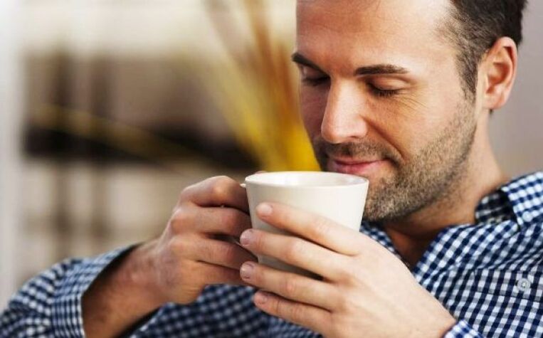 მამაკაცი სვამს ცეცხლოვან ჩაის, რათა გაზარდოს პოტენციალი