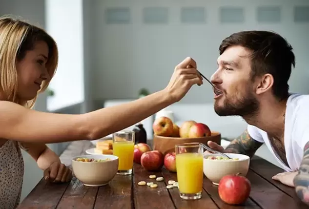 ქალი კვებავს მამაკაცს თხილით, რათა გაზარდოს პოტენციალი